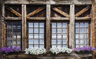 vieille fenêtre en bois de la maison. magnifique. photo