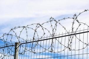 fil barbelé. restriction de la liberté. clôture de la prison. photo