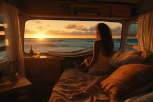 van sur le plage dans Hawaii. une Jeune femme séance à l'intérieur de il en train de regarder le le coucher du soleil pacifiquement. génératif ai photo