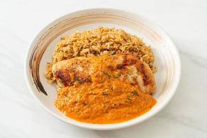 steak de poulet grillé avec sauce au curry rouge et riz - style cuisine musulmane
