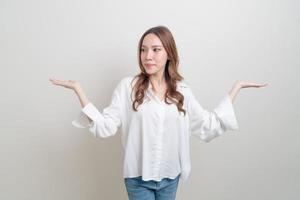 portrait belle femme asiatique avec la main présentant ou pointant sur fond blanc