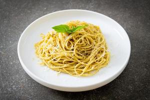 pâtes spaghetti au pesto - cuisine végétarienne et style de cuisine italienne photo