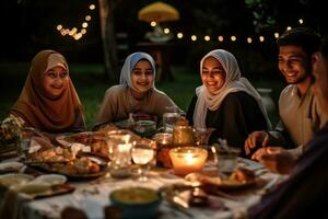 une famille séance ensemble pour iftar le rupture de vite à coucher de soleil.on le table plein de traditionnel Ramadan nourriture. le famille souriant et en riant. génératif ai photo