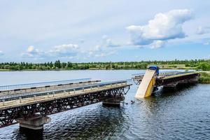 destruction de structures de pont sur la rivière photo