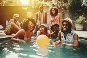 une groupe de diverse milléniaux profiter une bassin faire la fête, en riant et éclabousser dans le l'eau tandis que sirotant sur coloré été boissons. tonique image. génératif ai photo