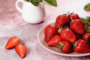 belles fraises fraîches juteuses sur la surface en béton