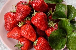 belles fraises fraîches juteuses sur la surface en béton