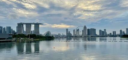 Singapour août 27 2023 panorama de Marina baie, Marina baie Sable, Singapour dépliant, jardin par le baie dans Singapour ville horizon à le coucher du soleil ciel soir. photo