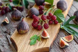 figues juteuses fraîches et mûres sur fond sombre photo