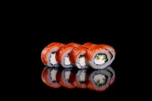 De délicieux rouleaux de sushi frais sur fond sombre