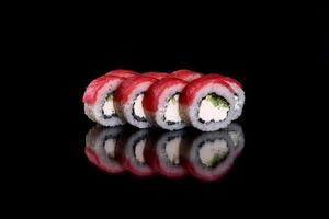 De délicieux rouleaux de sushi frais sur fond sombre