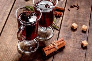 vin chaud pour l'hiver et noël avec diverses épices photo