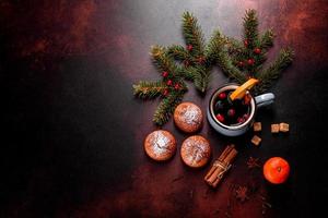 beaux délicieux muffins au cacao frais sur la table de noël photo