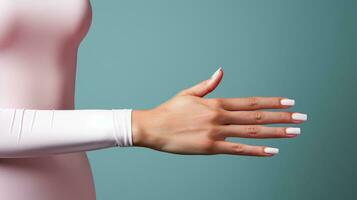 une femme délicat main orné avec à la perfection manucuré blanc ongles repose gracieusement sur sa bras, une délicat équilibre de beauté et force, ai génératif photo