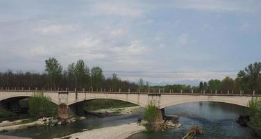 pont sur la rivière orco à brandizzo photo
