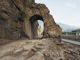 arche de la route romaine antique à donnas