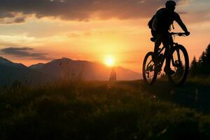 Montagne bicyclette silhouettes dans le soir, cyclistes tournée, Voyage et aptitude ai généré photo