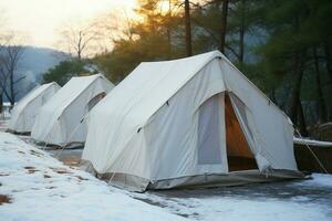 visiteurs hiver havre blanc camping tentes à une Montagne recours ai généré photo