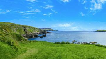 Écosse shetland paysage dans Angleterre avec falaises, océan vues et vert pâturages photo