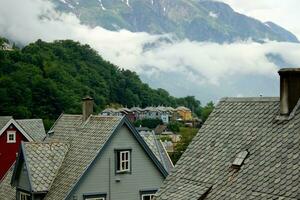 paysage urbain de Tyssedal près Odda, Norvège, maisons avec vieux norvégien toits photo