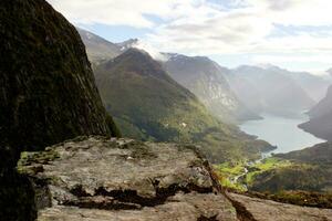 scénique vue de vallée et lovatnet de une sommet de la montagne près via ferrata à Loen, Norvège avec montagnes dans le Contexte. photo