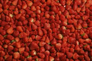 texture de fraise. proche en haut de brut biologique baie des fruits. sucré et Frais Contexte. génératif ai photo