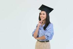 portrait de content magnifique femme dans l'obtention du diplôme robe plus de blanc Contexte photo