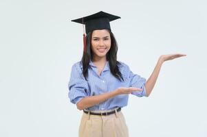 portrait de content magnifique femme dans l'obtention du diplôme robe plus de blanc Contexte photo