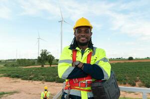 portrait de intelligent ingénieur avec protecteur casque à électrique turbines champ photo