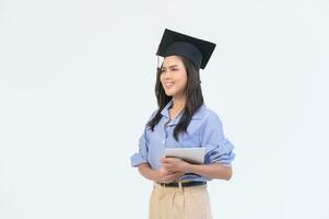 portrait de content magnifique femme dans l'obtention du diplôme robe plus de blanc Contexte photo