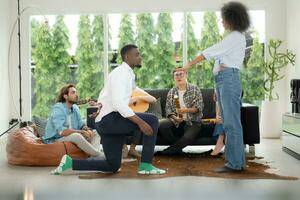 une groupe de Multi-éthnique copains ayant amusement à une fête et témoin leur amis mariage proposition. photo