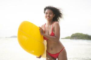 surfeur fille avec sa planche de surf sur le plage. photo