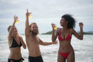 groupe de copains ayant amusement sur le plage. Jeune femmes ayant amusement sur le plage. photo