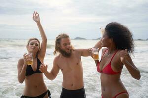 groupe de copains ayant amusement sur le plage. Jeune femmes ayant amusement sur le plage. photo