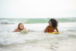 Jeune homme et femme ayant amusement avec planche de surf dans le océan sur une ensoleillé journée photo