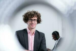 portrait de une Jeune affaires homme à la recherche à caméra dans le Bureau photo