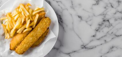 frit poisson et frites sur une blanc assiette sur une marbre Contexte ai généré photo