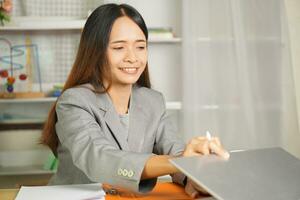 femme d'affaires content à début travail dans le Matin photo