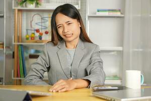 femme d'affaires ayant abdominal douleur à travail photo