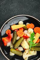 des légumes mariné salade épicé concombre, cornichon, carotte, oignon, chou-fleur, poivre apéritif repas nourriture casse-croûte sur le table copie espace nourriture Contexte rustique Haut vue photo