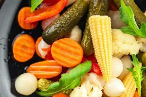 des légumes mariné salade épicé concombre, cornichon, carotte, oignon, chou-fleur, poivre apéritif repas nourriture casse-croûte sur le table copie espace nourriture Contexte rustique Haut vue photo