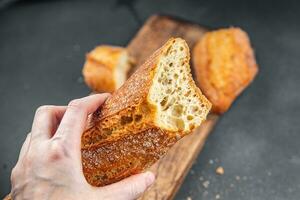 savoureux baguette Frais pain longue chignon casse-croûte apéritif repas nourriture sur le table copie espace nourriture Contexte rustique Haut vue photo