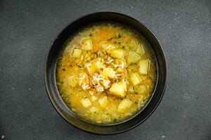 riz soupe légume bouillon, pomme de terre, carotte, oignon en bonne santé en mangeant cuisine apéritif repas nourriture casse-croûte sur le table copie espace nourriture Contexte rustique Haut vue céto ou paléo régime végétarien végétalien photo