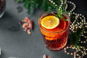 Réchauffé du vin Noël cocktail agrumes et Romarin traditionnel boisson Nouveau année vacances apéritif repas nourriture sur le table copie espace nourriture Contexte rustique Haut vue photo