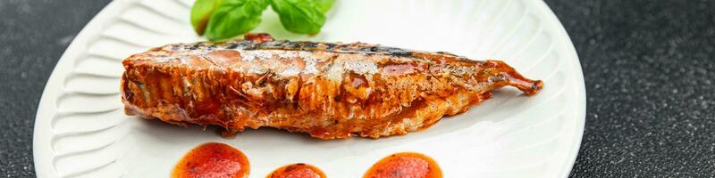 savoureux maquereau tomate sauce et basilic Frais en conserve poisson Fruit de mer en mangeant cuisine apéritif repas nourriture photo