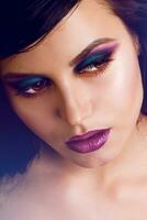 mode beauté portrait de élégant Dame avec enfumé yeux, plein violet lèvres et parfait peau. photo