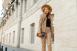 mode photo de magnifique beau blond modèle posant dans branché cuir veste et un pantalon Extérieur. portant beige chapeau.