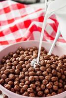 sucré croquant Chocolat enfants petit déjeuner Chocolat des balles sur une blanc Contexte photo