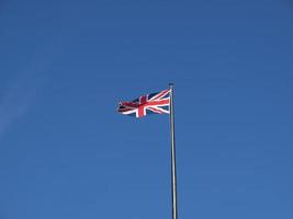 drapeau britannique sur le ciel bleu photo