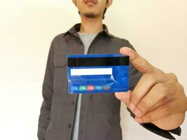 Jeune homme montrant crédit carte photo